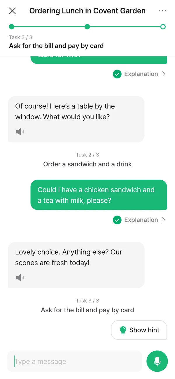 Un juego de rol en el que se pide el almuerzo en una cafetería de Covent Garden, con un botón Explicación debajo de cada mensaje.